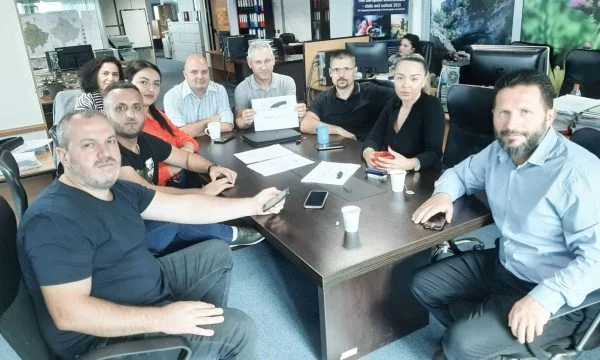 Edhe punonjësit e ministrisë së Liburn Aliut në grevë