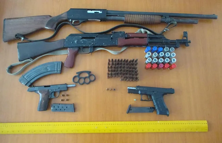 Iu gjetën armë, fishekë e gëzhoja/ Policia arreston dhe pastaj liron 6 të dyshuar në Malishevë
