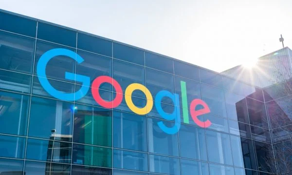 I dërgoi mjekut fotografitë e djalit, Google keqkupton dhe ia bën jetën “ferr”