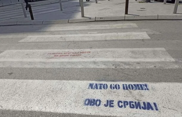“NATO shko në shtëpi, këtu është Serbi” – Serbët bëjnë grafite të reja në veri