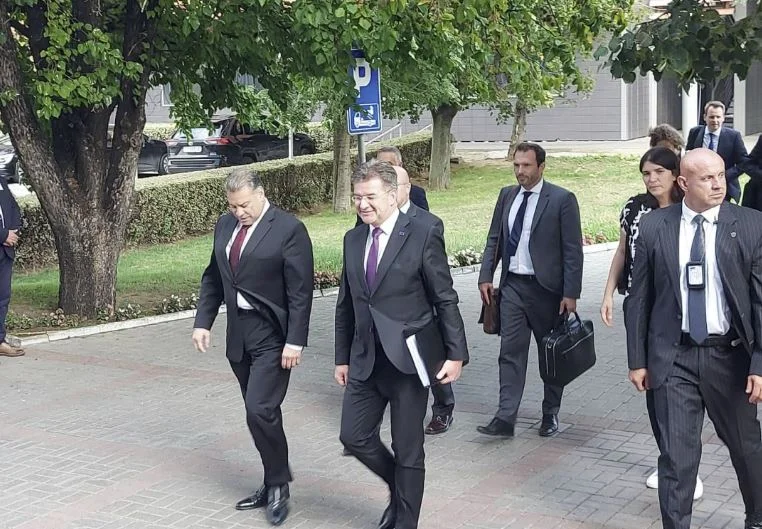 Pas takimit me Osmanin, Escobar dhe Lajçak shkojnë te Kurti