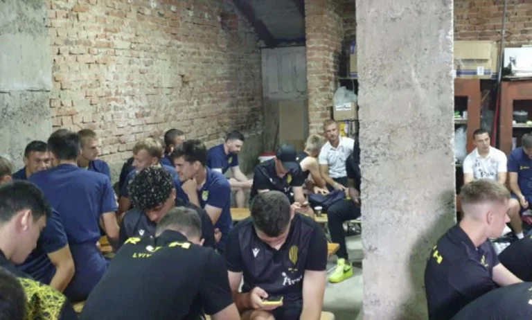 Ndeshja e futbollit në Ukrainë pezullohet disa herë për shkak të alarmit për sulme ajrore, lojtarët futen në bunkerë
