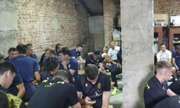 Fußballspiel in der Ukraine ausgesetzt mehrmals wegen Luftschlag Alarm, Spieler in Bunker