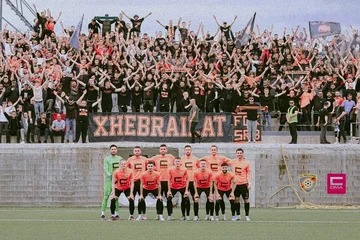 Die Geiste beginnen das Fest: Gemeinsam nebeneinander, für die Stadt, für das Kosovo