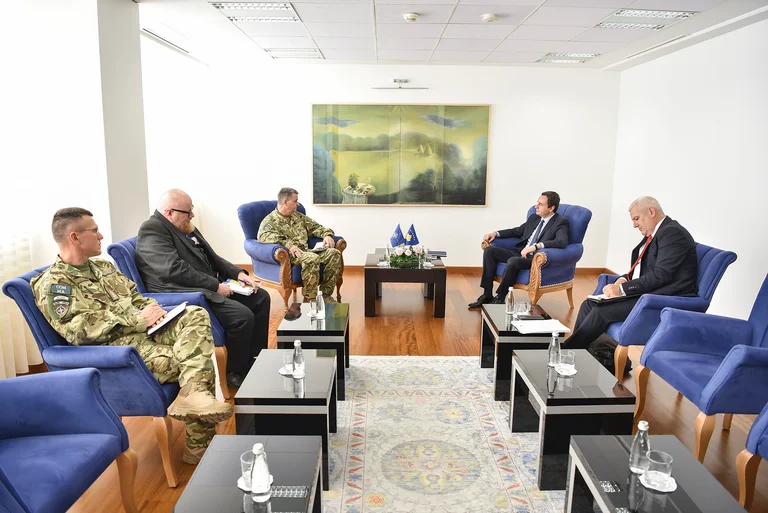 Kurti e Sveçla takohen me komandantin e KFOR’it, temë siguria dhe lëvizja e lirë