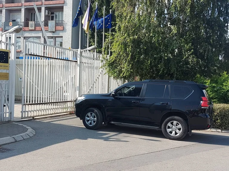 Escobar e Lajçak takohen me liderët e opozitës