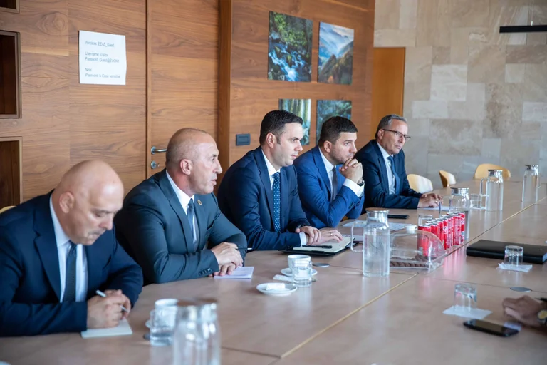 Lajçak e priti me Coca-Cola edhe opozitën