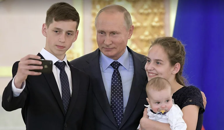 Putin ndan nga 725 euro për familjet në territoret e okupuara ruse në Ukrainë