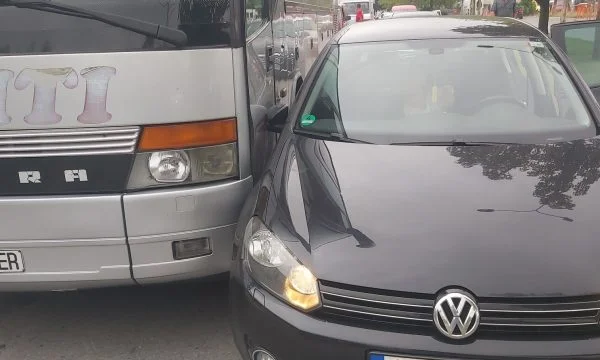 Aksident në Prishtinë, përplasen vetura dhe autobusi