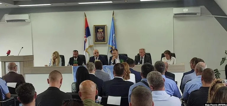 Serbët miratojnë deklaratë për largimin nga institucionet e Kosovës