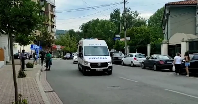 Dyshohen për spiunazh, dy rusët dhe ukrainasi mbërrijnë në gjykatë