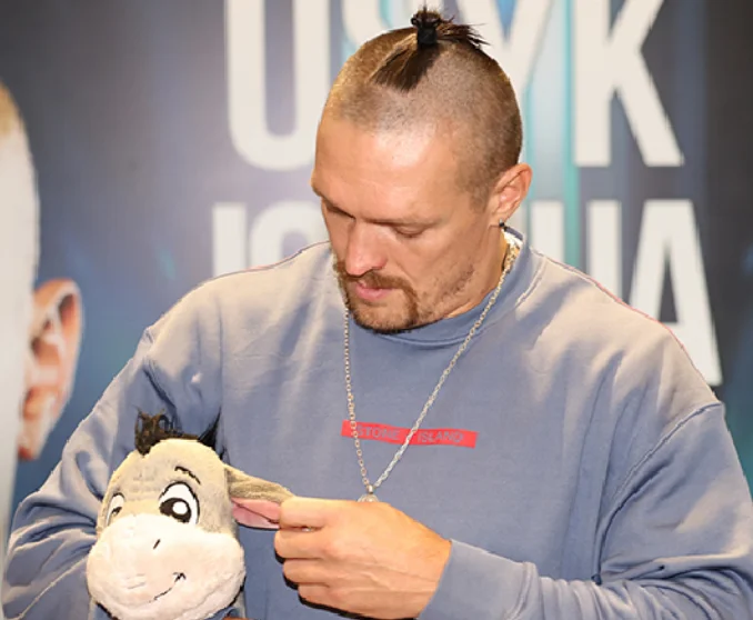 Zbulohet se pse Usyk mbante me vete një lodër, boksieri tregoi për të pas meçit me Joshuan