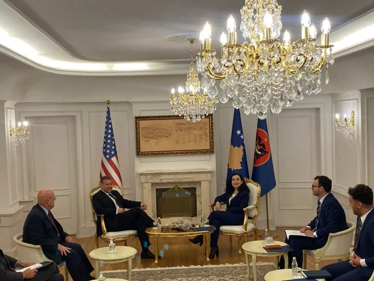 Gabriel Escobar arrin në Presidencë, pritet nga Vjosa Osmani