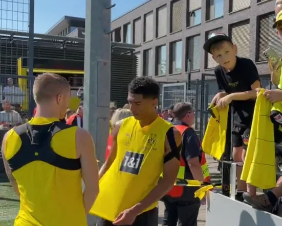 Mesfushori i Dortmundit bën hajgare me Reus – Ia zgjatë fanellën e tij për t’ia firmosur