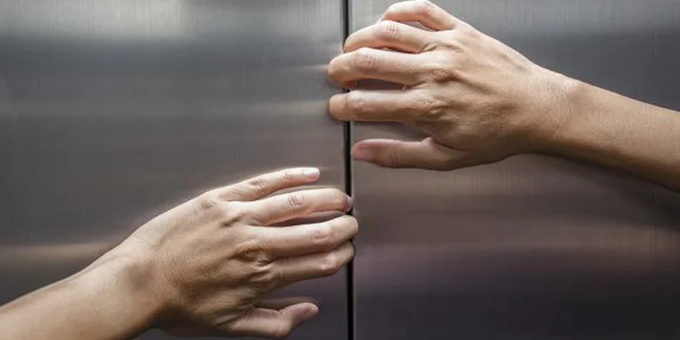 ¿Cómo puedes actuar si estás atrapado en el ascensor?