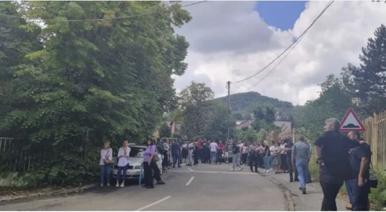 Mësohet arsyeja e protestës së serbëve në veri para policisë