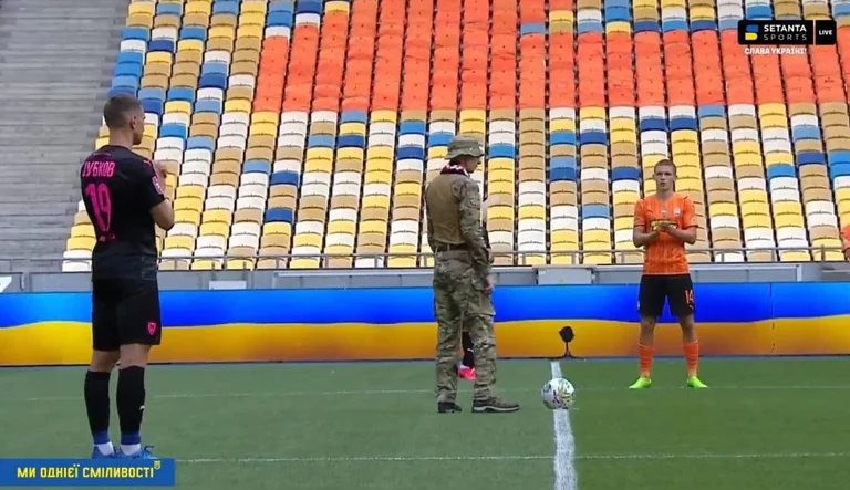 Rikthehet futbolli në Ukrainë – Ndeshjen e fillon një ushtar