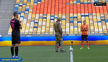 Zurück in der Ukraine, Fußball beginnt einen Soldaten