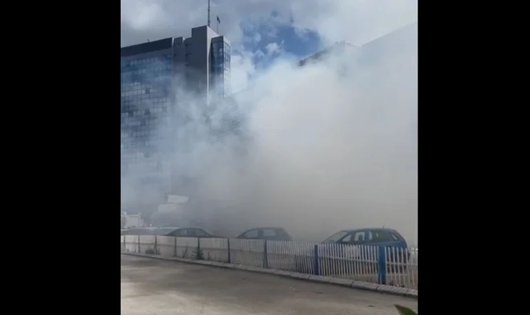 Digjet agregati i Ministrisë së Infrastrukturës, tym i madh afër Qeverisë (Video)