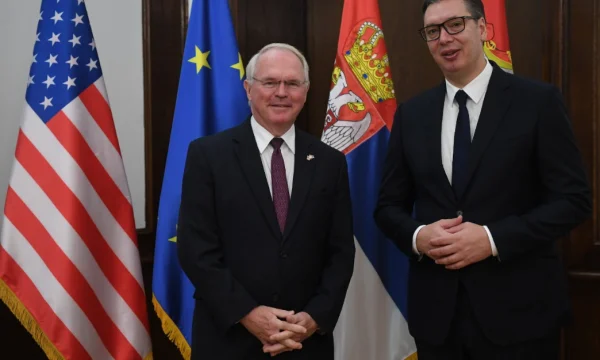 Hill i shkon në zyre Vuçiqit