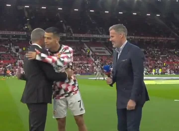 Ronaldo ignoriert Jamie Carragher, spricht mit Neville und Keane vor dem Liverpool Spiel.