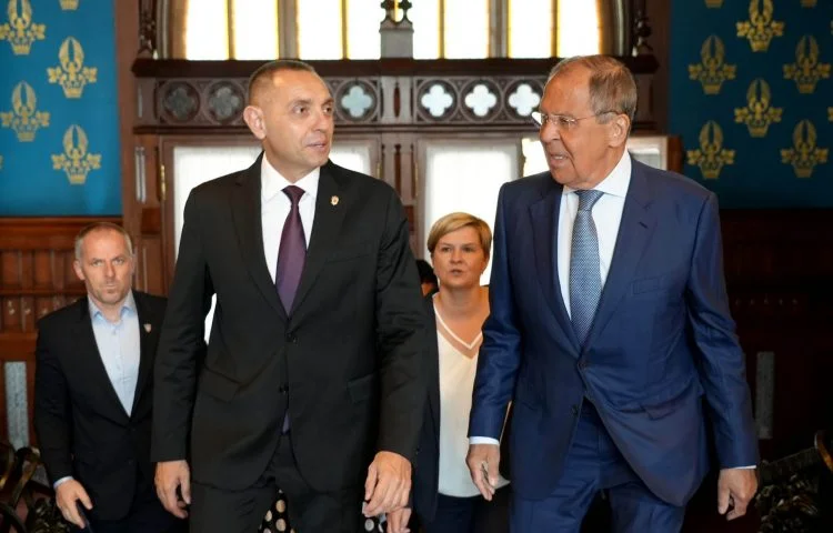 Lavrov: Vuçiq dhe Putin flasin në telefon, koordinojnë hapat për të ardhmen