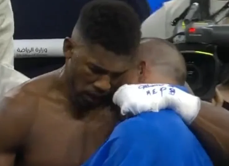Çfarë i thanë njëri-tjetrit Joshua dhe Usyk pas meçit: Nuk je i fortë…