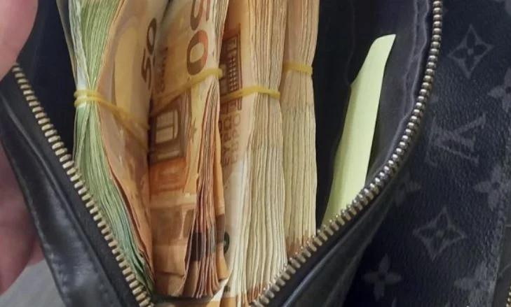 Vërmicë: Qytetarit iu gjetën në çantë mbi 18 mijë euro të padeklaruara