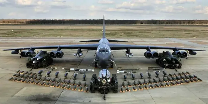 Avionët amerikanë që transportojnë armë bërthamore fluturojnë sot mbi Tiranë