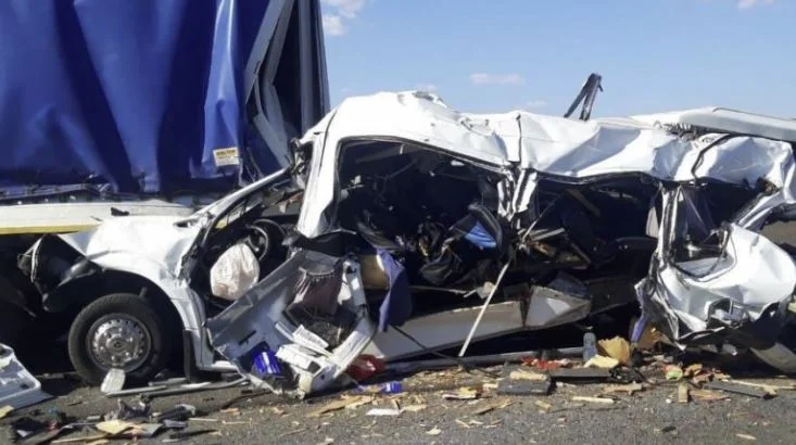 Përplaset kamioni me minibus, të paktën 16 të vdekur në Rusi