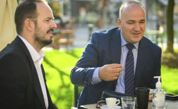 VV-ja vazhdon rehatimin e familjarëve, tani ia punëson gruan dhe motrën një asamblisti në Podujevë