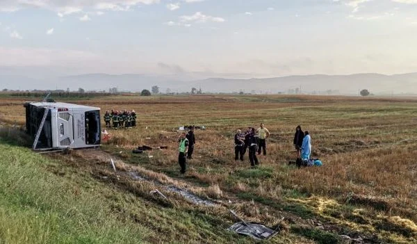 Përmbyset autobusi në rrugën Leskovc-Nish, një i vdekur dhe 24 të lënduar