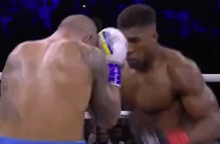 Përfundon rundi i tetë: Joshua me kombinim goditjesh, Usyk shpëton pa u rrëzuar