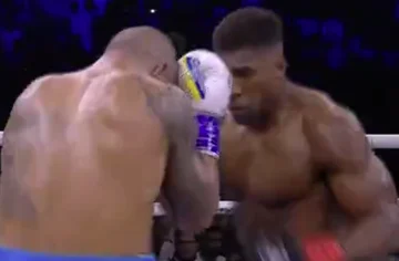 Endet die achte Runde: Joshua mit einer Kombination von Schocks, Usik entkommt ohne zu fallen