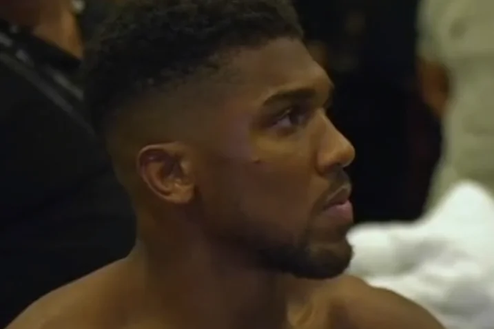 Shtyhet pak meçi mes Usyk dhe Joshuas
