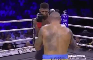 Die dritte Runde endet: Joshua greift ukrainischen Boxer in hohem Tempo an