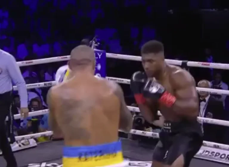 Përfundon rundi i dhjetë: Usyk ringjallet, e godet disa here Joshuan