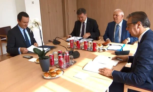 Eksperti i protokollit për takimin në Bruksel: Hamburgerët e “Coca-Cola” në tavolinë ishin joserioze