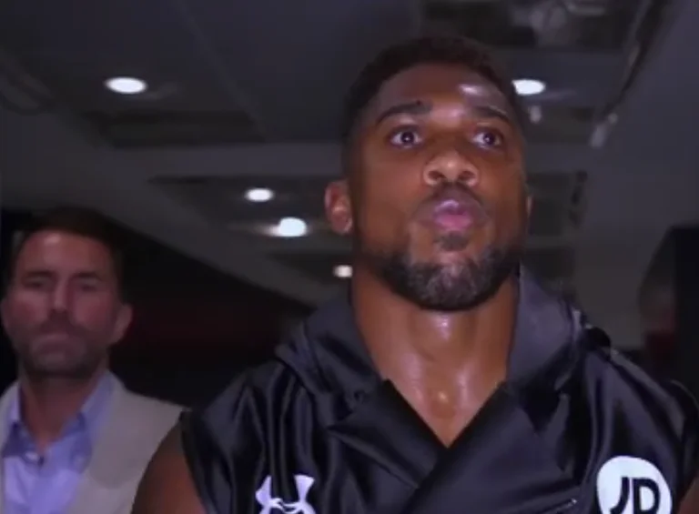 Sytë katër: Usyk dhe Joshua po ngjiten në ring
