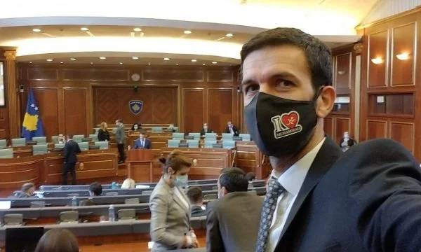 Eman Rrahmani i VV-së kundër ministres Nagavci për çështjen e shamisë