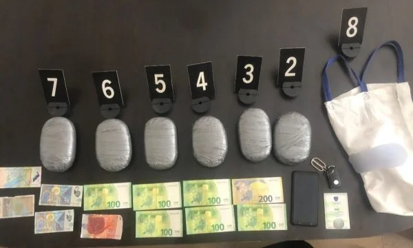 Arrestohet një person në Komoran, u kap me gjashtë paketime drogë