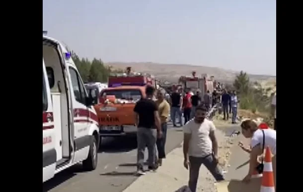 Pamje nga bartja e viktimave nga aksidenti në Turqi, ku mbetën të vdekur 15 persona