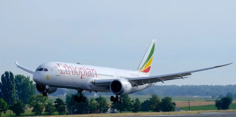 Pilotët i zë gjumi, aeroplani etiopian kalon pistën pa zbritur
