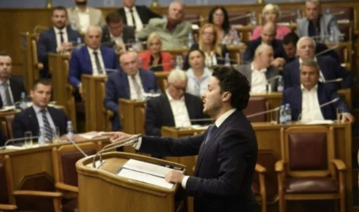 Abazoviq pasi u rrëzua nga pushteti: Jemi të gatshëm t’ia dorëzojmë stafetën kujtdo