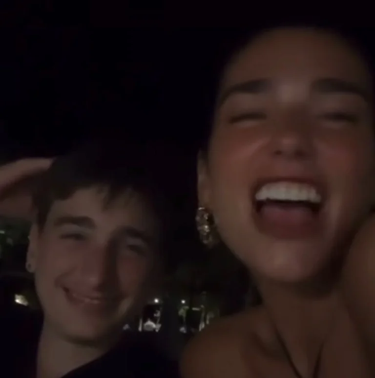 Dua Lipa po pushon në Shqipëri, nga atje këndon këngën e njohur shqip bashkë me vëllain e saj