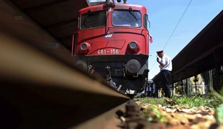 Kamioneta goditet nga treni në Pejë, dy të lënduar