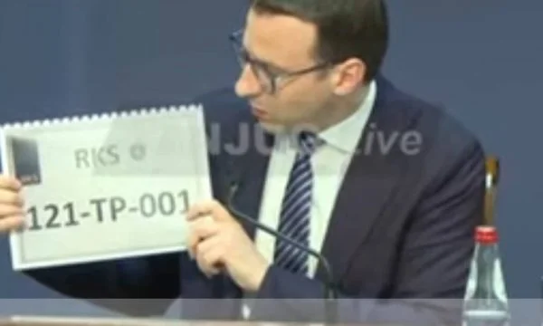 Petkoviq me tabela RKS në duar del kallëxon dy propozimet që Vuçiq ia shtroi Kurtit