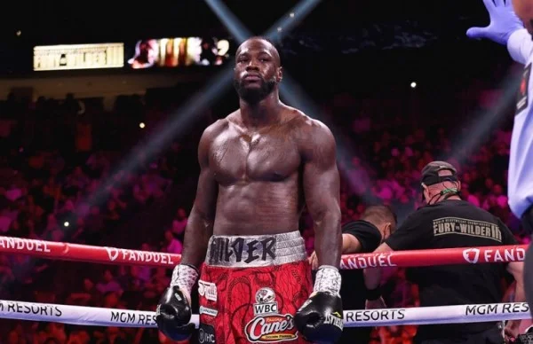 Wilder: Joshua është i thyer para luftës me Usyk