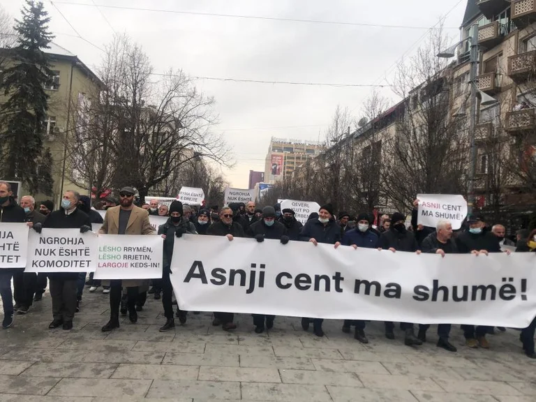 Machtreduktionen: Bürger warnen Proteste vor Institutionen