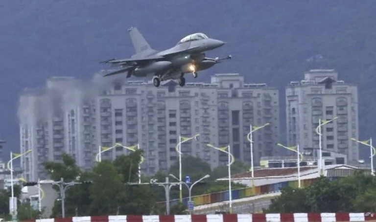 Neue Züge aus China: Umgeben Taiwan mit über 50 Atomjets und Bomben